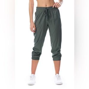 Women’s Kyodan army green KEEP IT MOVING crop pants size‎ Large